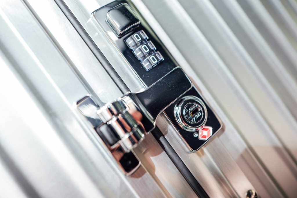 Gros plan d'une poignée de porte en métal avec une horloge dessus