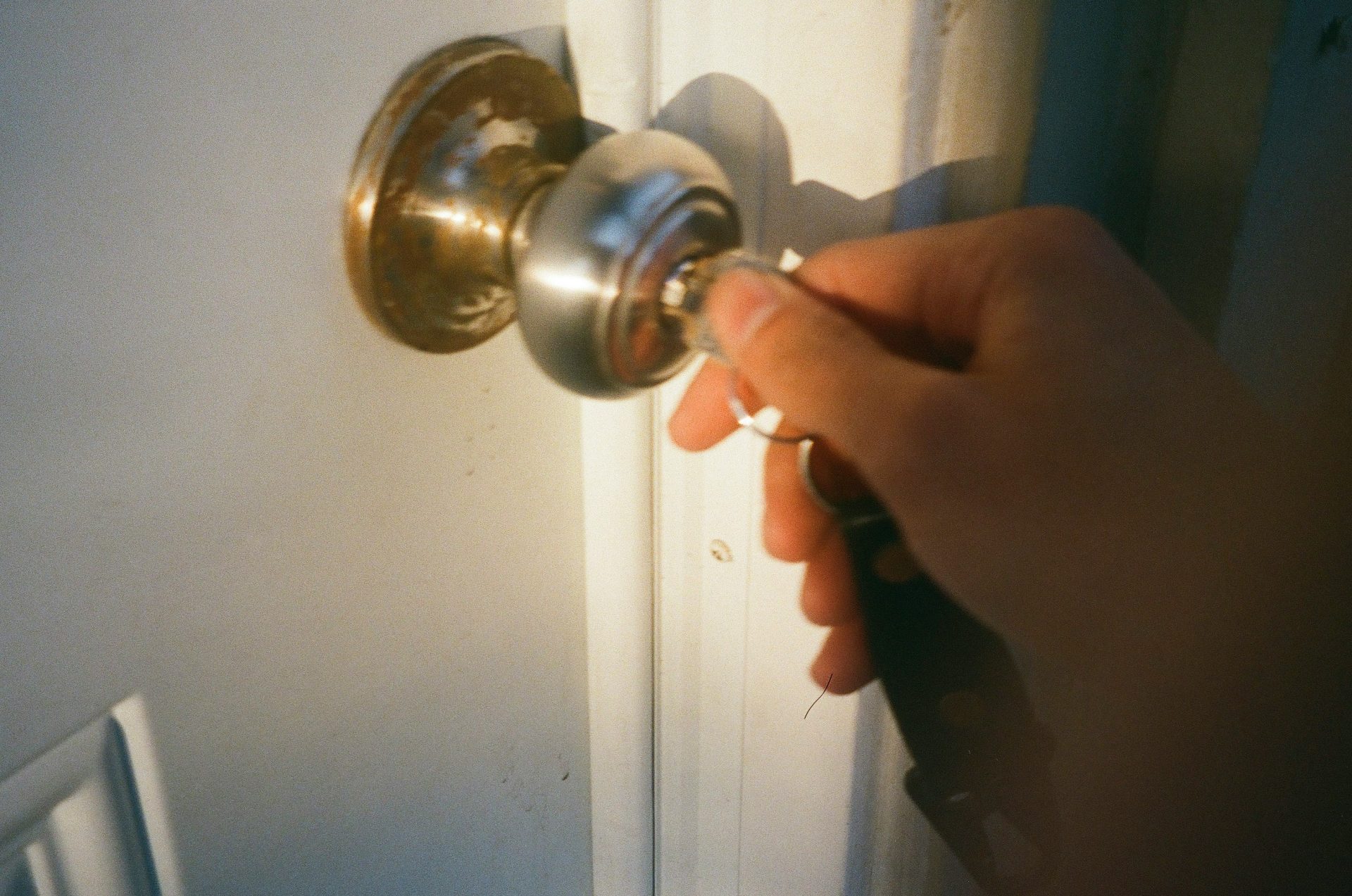 personne tenant un ornement rond en argent