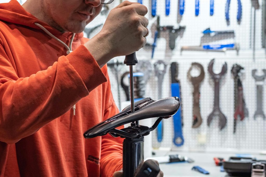 un homme travaillant sur un vélo dans un magasin