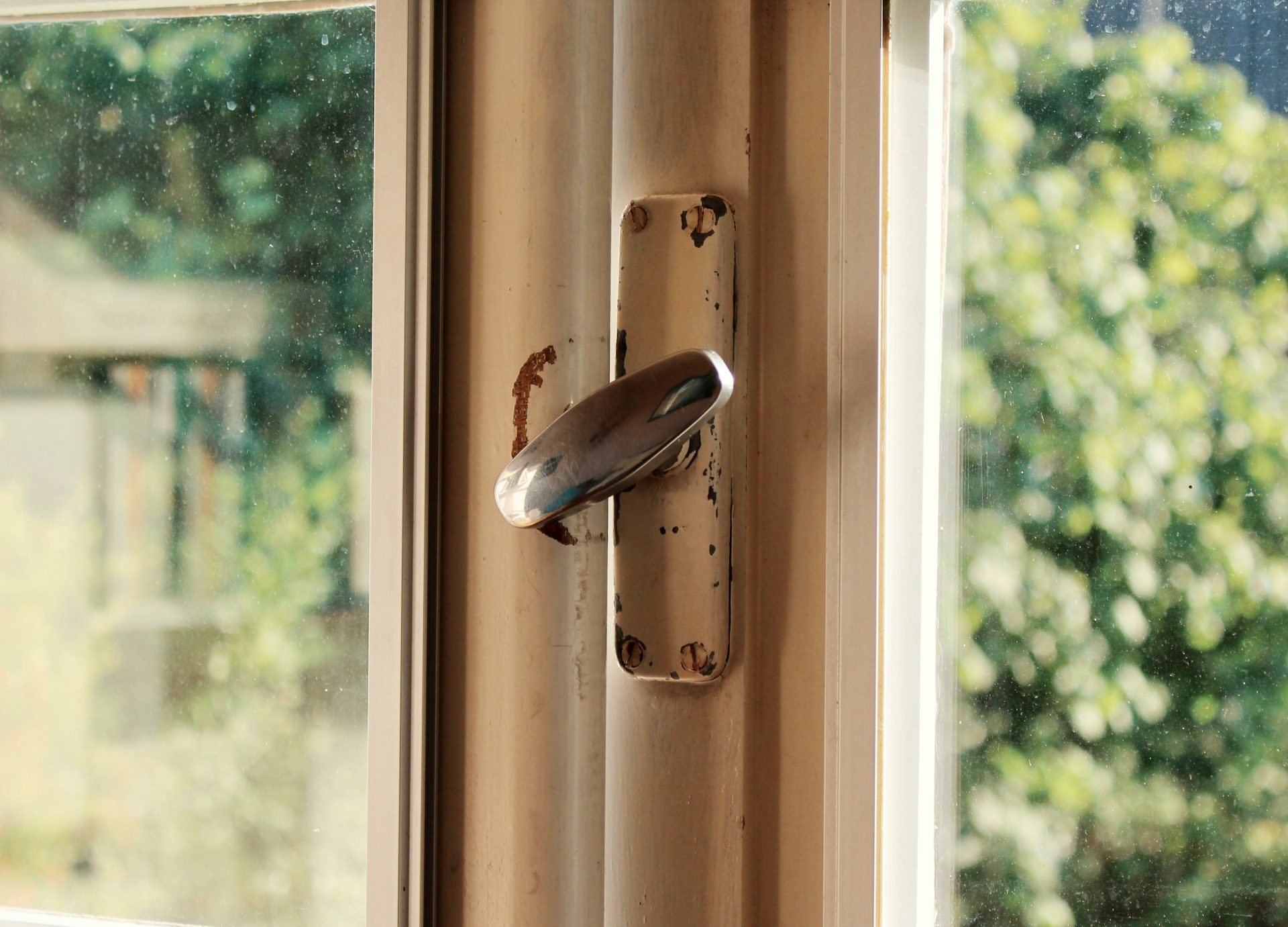une poignée de porte avec un papillon dessus