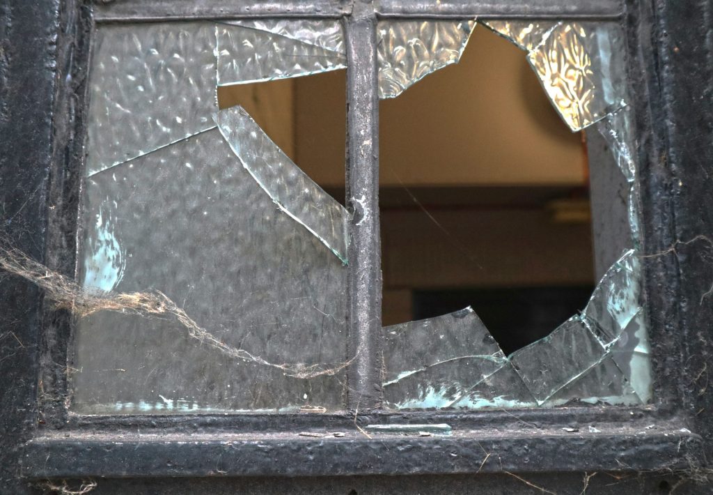 une vitre brisée avec une fissure dedans